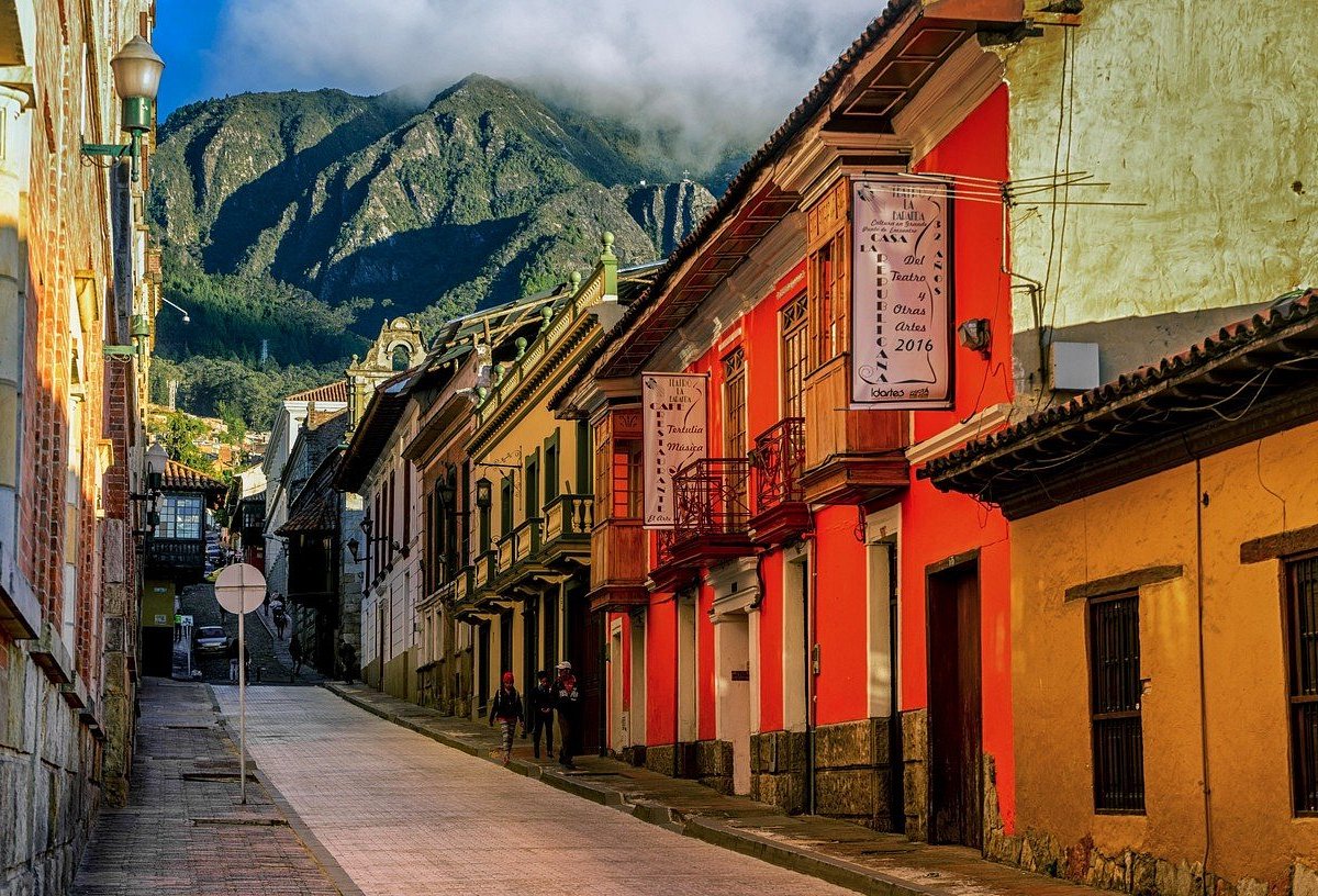 Город богота страна. La Candelaria Богота. Богота столица Колумбии. Санта Фе де Богота. Улочки Боготы Колумбия.