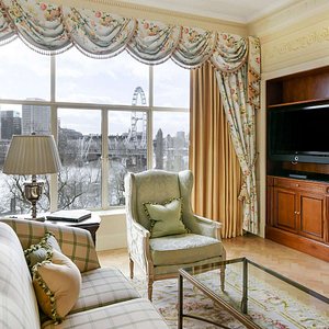 cruise boat hotel london One-Bedroom Suite with River View - living room and views