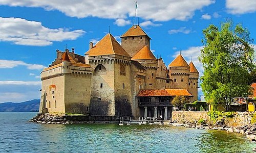 Other picture of the castle of Chillon in Veytaux near Montreux🇨🇭. Autre photo du château de Chillon à Veytaux tout près de Montreux sur les rives du lac Léman. Un'altra foto del castello di Chillon in Veytaux accanto a Montreux.