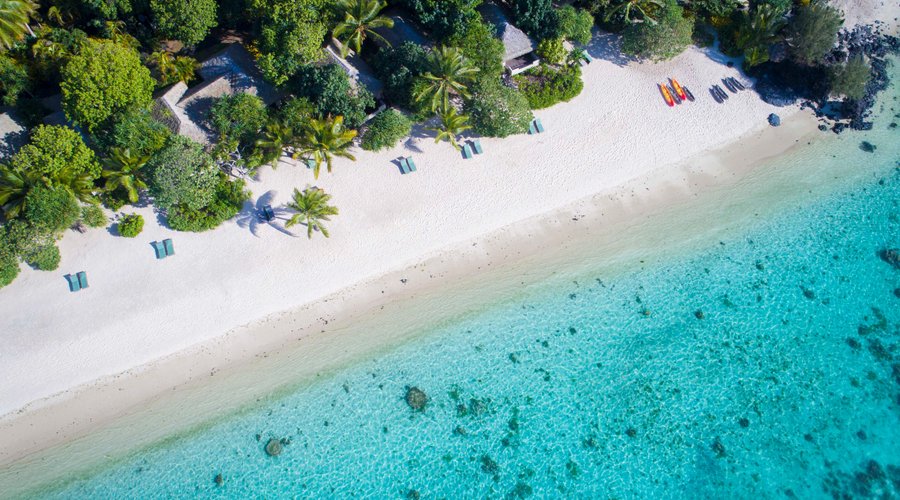 The bungalows and beach at Pacific Resort Aitutaki 