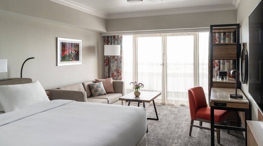 Standard king guestroom with sleeper sofa