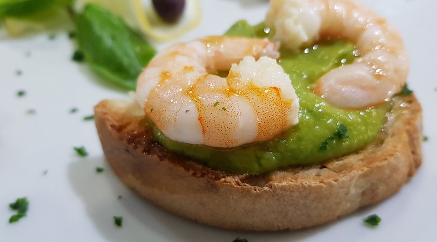 Bruschetta di mousse di zucchine e gamberi reali