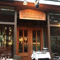 un restaurante con muy buen ambiente, bello lugar y exquisita comida.
