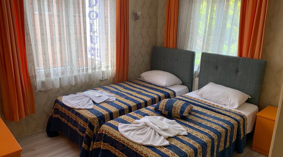 Şehir manzarasına sahip bu 20 m²lik iki ayrı yataklı  odada ısıtma sistemi, klima,wi-fi ,önemli Avrupa kanallarını yayınlayan düz ekran TV ve direkt telefon hattı bulunmaktadır. Özel banyoda duş ve saç kurutma makinesi mevcuttur. Günün 24 saati oda servisi yapılmaktadır.