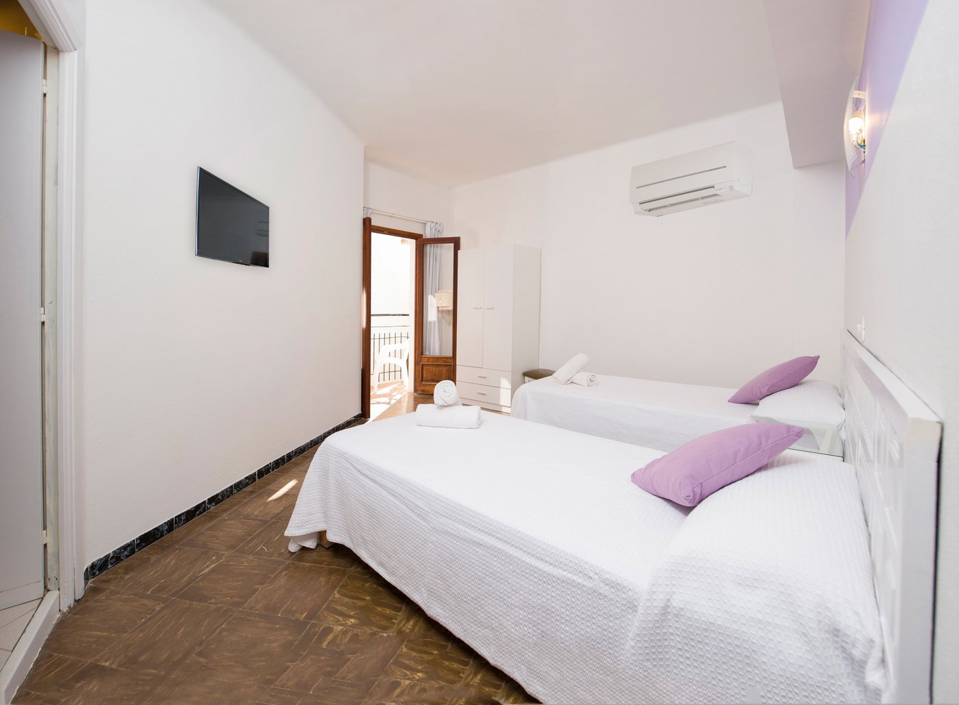 Hostal Alicante Hotel (산뜨 안또니 데 뽀르뜨마니) - 호텔 리뷰 & 가격 비교