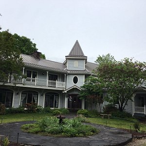 Carriage house with guest rooms