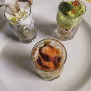 Pedí un arroz con bogavante a la casa mientras esperabas me obsequiaron estos 3 vasitos. Uhhhh riquiiisiiiimooos. 1 crema de quesos sobre crema de setas 2crema de grelis i patata con pulpo 3 tartar de salmon con crema de aguacate. Y para cerrar, un postre de filloas rellenas y un buen vino albariño. Qué más se puede pedir en el hotel Orillamar.