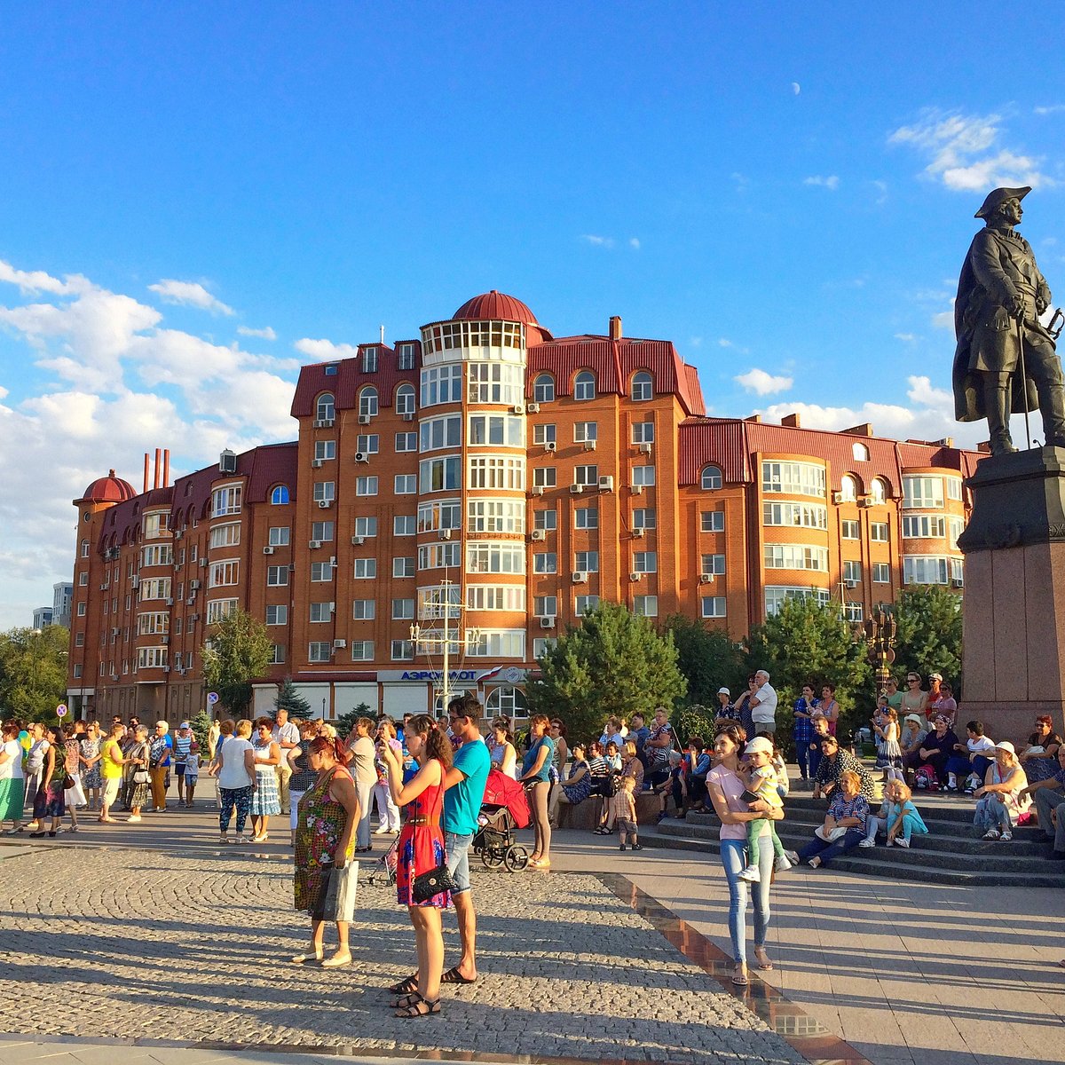 Астраханская отзывы. Памятник Петру i Астрахань. Астрахань набережная Петр 1. Петр 1 в Астрахани. Площадь Петра Астрахань.