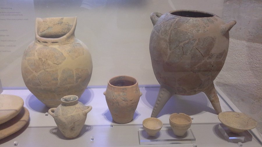Minoan pottery vessels 