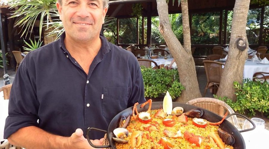 [ESP] Gabriel les presenta nuestra paella de bogavante 
.
[ENG] Gabriel presents our paella of lobster
.
[GER] Gabriel präsentiert unsere Hummerpaella
