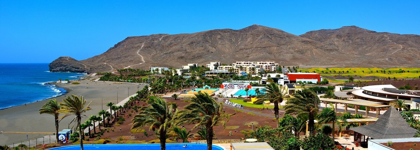 Europe’s leading Sports Resort is located right on the beach in a picturesque bay next to the fishing village of Las Playitas in the Southeast of Fuerteventura.