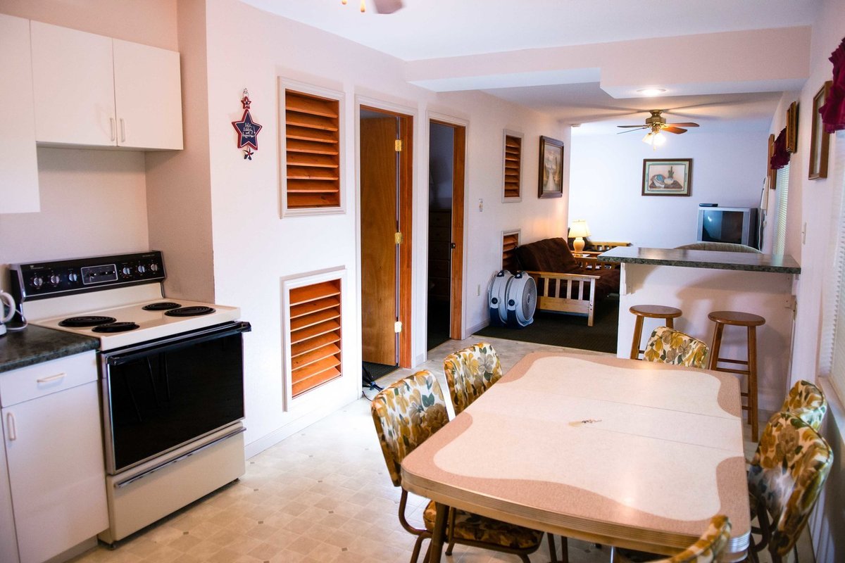 CROOKED HOOK RESORT (AU91) 2022 Prices & Reviews (Mountain Home, AR