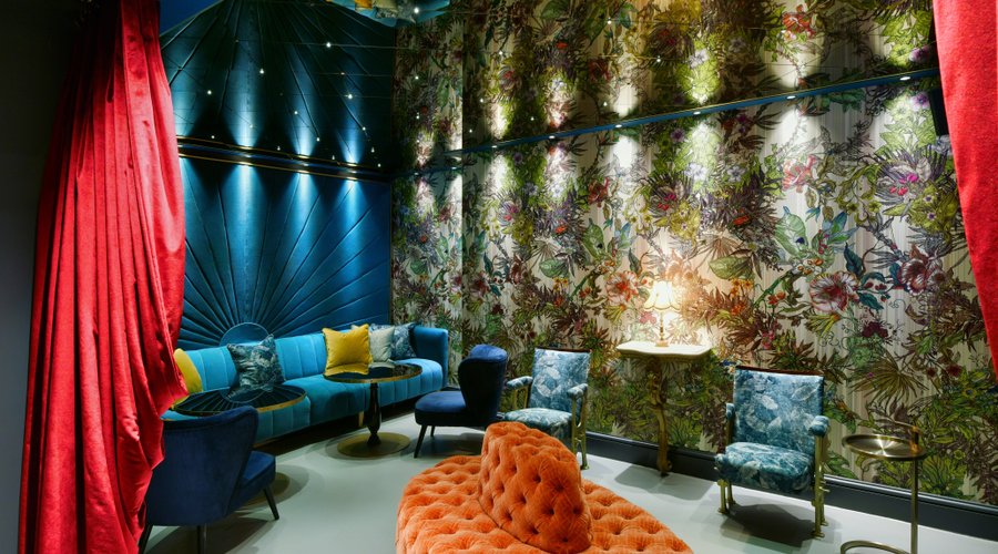 Andaz Lounge, the First Class Carriage