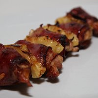 Espetada de Bacon com frango, uma das nossas deliciosas especialidades.