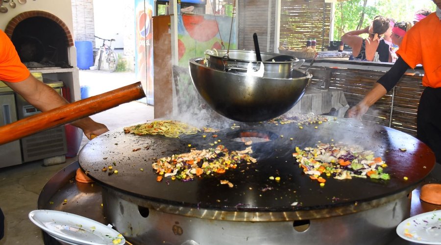 KRATER SHOW COOKING with a STORY!
This traditional food date’s way back to the time of the Mongolian warriors. We bring you this traditional food in a modern concept.You have a wide choice of freshly cut vegetables, choose as much as you can eat, add your own spices and sauces and pass your plate to the kitchen. Our chef takes action, adding sliced chicken meat and noodles. Your meal will be prepared in front of you on the wok-grill.