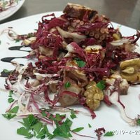 Polipo con radicchio rosso noci e balsamico