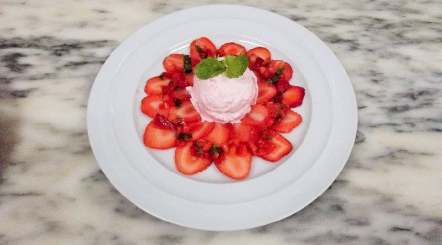Fraises de saison et délice glacé
