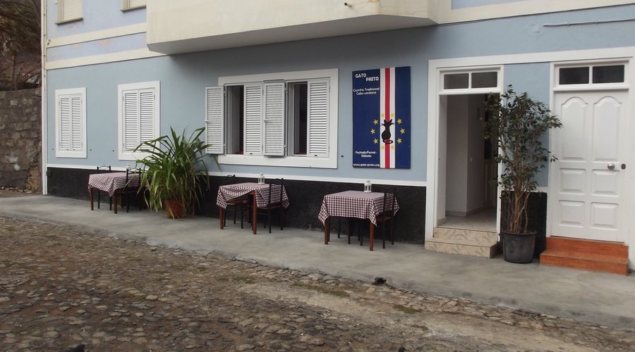 Façade principale - Entrée et terrasse du Gato Preto (Rua Maria Violanta)