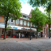 Am Pferdemarkt, hier sieht man Modernes und historisches an Bauwerken, harmonisch vereint.