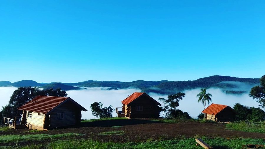 Wild Cabins com as nuvens cobrindo o vale do Rio Cadeia.