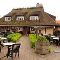Perlen en kølig majdag - men der er rigtig hyggeligt indenfor.