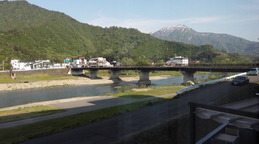 この橋を渡った所（六日町駅付近とは反対方向）にも少し食べ物屋さんがあります。