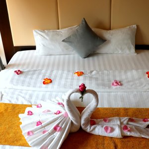 Deluxe double room with sofa, king-size bed, ensuite bathroom and city view. 