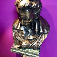Questo è il busto in bronzo che impreziosisce gli spazi della nostra Biblioteca Sociale intitolata a Giacomo Leopardi.