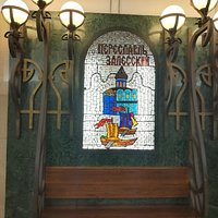 Станция метро "Трубная", ажурные скамейки, витражи и светильники устроенные в проёмах станции.