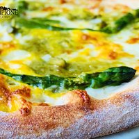 Pizza crema e punte Asparagi , uovo e montasio