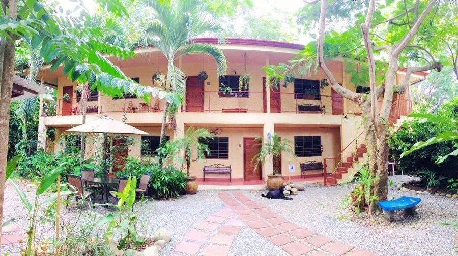 Hotel Tropical Sands Dominical air condition building with 10 rooms: 2 kitchenettes and 8 standard rooms. clean, colorful, close to beach and town center