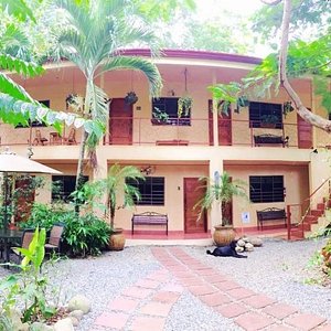 Hotel Tropical Sands Dominical air condition building with 10 rooms: 2 kitchenettes and 8 standard rooms. clean, colorful, close to beach and town center