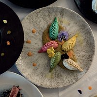 Culurgiones ripieni di Gorgonzola Sardo, con una base di crema di patate e cozze con emulsione al pomodoro Pachino