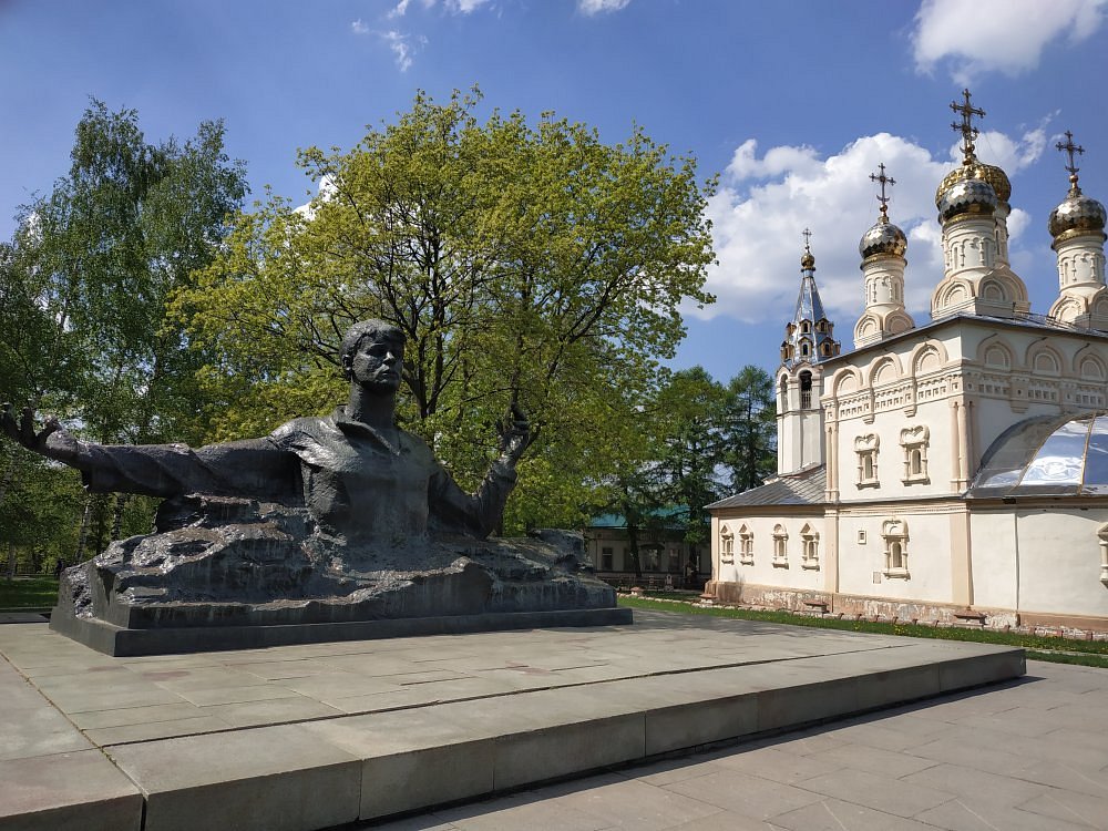 Памятник есенину в рязани. Рязань. Храм возле памятника Есенину. Частная. Виды Рязани памятник Есенина. Sergey Yesenin's Grave Monument. Памятник Есенину Рязани фото здания.