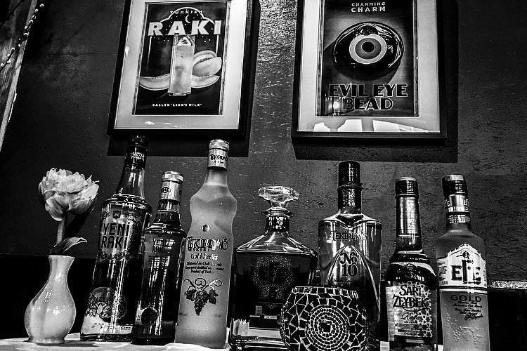 Bei uns gibt es viele verschiedene Raki-Sorten. Raki ist ein türkisches Nationalgetränk. 