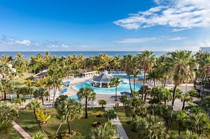 Sol Palmeras in Cuba, image may contain: Hotel, Resort, Summer, Pool