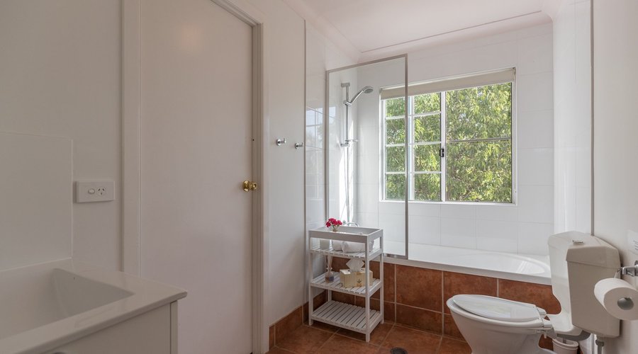 Silky Oak bathroom