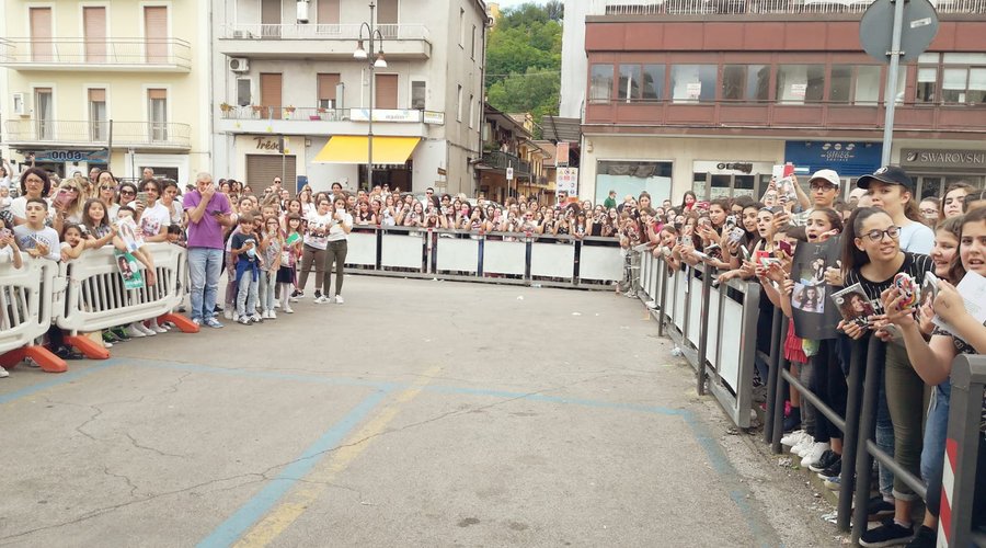 Firma copie davanti il piazzale della libreria.