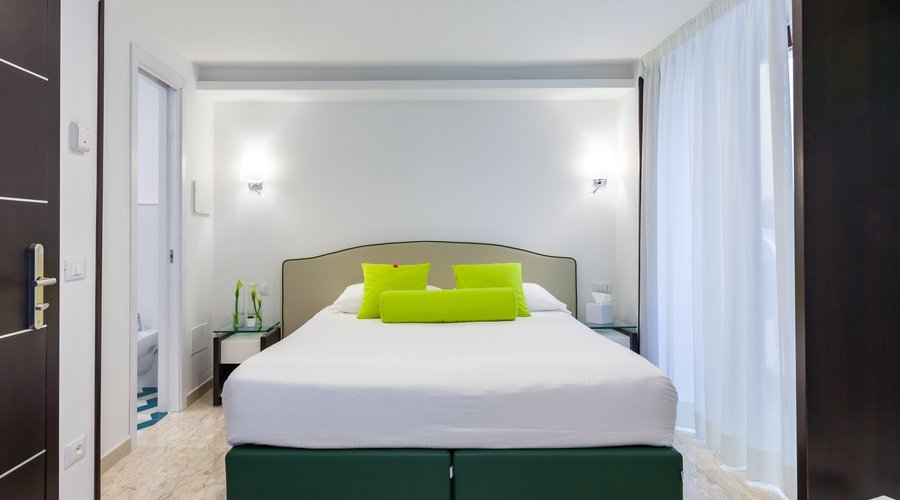 Deluxe Apartment of Sorrento Flats - ensuite bathroom - 2 small balcony - kitchen - daily cleaning - Breakfast included - Free Wifi