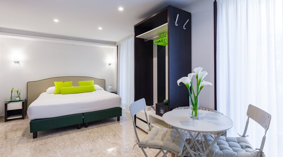 Deluxe Apartment of Sorrento Flats - ensuite bathroom - 2 small balcony - kitchen - daily cleaning - Breakfast included - Free Wifi