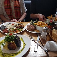 Assiette végétarienne, tartare de boeuf, boudin noir