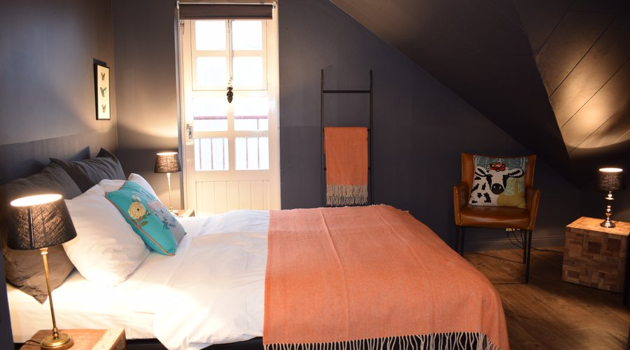 Double room in the back of the hotel with balcony and views of the city !