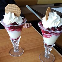 Eis schlecken mit Meerblick, leckeres selbstgefertigtes Eis