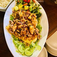 Um dos nossos pratos chefes, servindo até 3 pessoas MIX de frutos do mar a provençal e filés grandes de peixe Cavala... Você nunca mais vai esquecer!