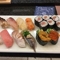 カウンターのある本格的なお寿司屋さん🍣朝尾鷲港から水揚げされた新鮮なネタを握ってくれて、お値段もリーズナブル♪大将と女将さんの笑顔と優しさが溢れる最高のお店♪ 遠くはフランスや🇫🇷イタリア🇮🇹ヨーロッパ各国からも常連さんが通われている老舗のお寿司屋さん♪広い駐車場も完備されて居るので、大人数で行っても安心して食べられるお店です。