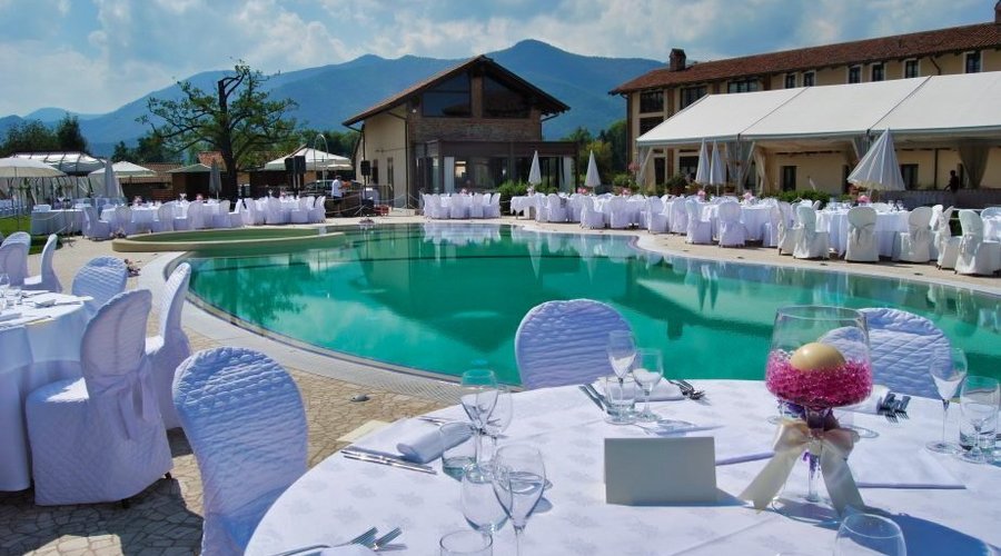 Matrimonio a bordo piscina