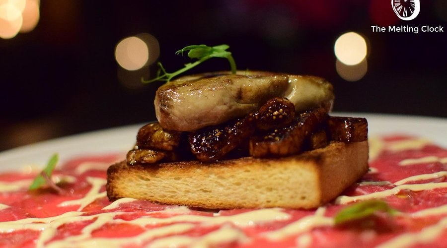 Carpaccio Royal.
Beef carpaccio with figs and foie gras crouton.