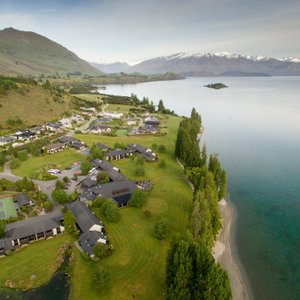 Edgewater on the shores of Lake Wanaka with the surrounding mountains.