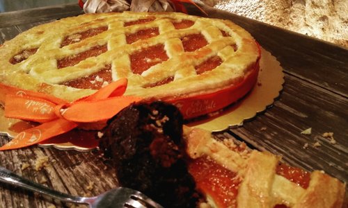 Un dolce antico con la semplicità di prodotti genuini. Per capire dove andare dobbiamo avere la consapevolezza di cosa eravamo. La nostra cucina è questo, ripercorre antichi sentieri battuti guardando al domani, gustando il presente.
 Questa è la nostra crostata di Albicocche e noci