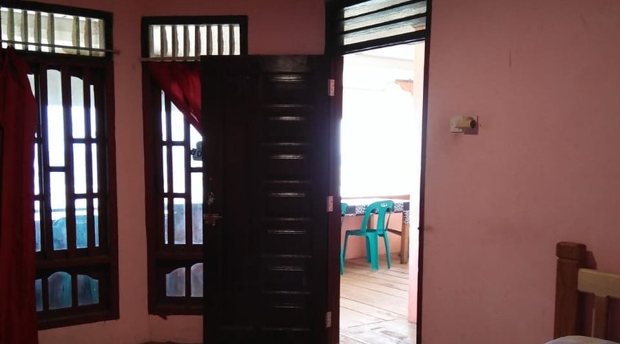 Room with two single bed and bathroom inside, view front waves.